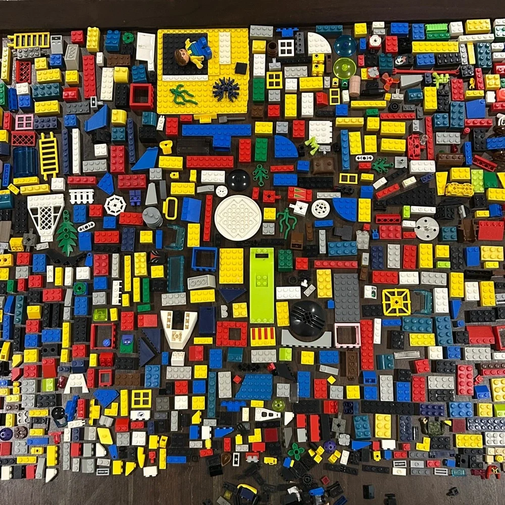 LEGO Bundle , Lots and Lots of LEGO Building Blocks (over 925 pieces)